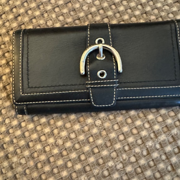 This is a Coach Signature Soho wallet in black leather with a buckle trifold - Picture 2 of 5